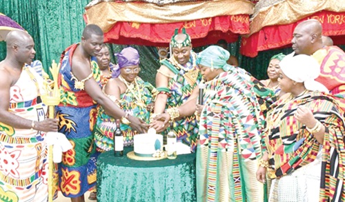 From left to right: Osagyefo Ampen Anye Amoampong Tabrako III, Wenchimanhene, Nana Akosua Asor Duah Brayie, Sunyanimanhemaa, Ohempon Dr Yeboah Asiamah, Atebubumanhene and Nana Yeboah Pene II, Chiraahemaa, cutting the cake to launch the festival