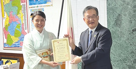 Hiroshi Yashimoto (right), Japanese Ambassador to Ghana, presenting Chef Kahori Kishi with the certificate of appointment