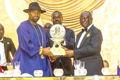 Olu of Warri (left) receives a plaque from Otumfuo