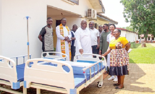 Ekow Paintsil (3rd from left), victim of 'no bed syndrome', donating the beds to Faustina Afi Agbeve (right), Principal Administrative Officer, University Hospital, Legon. Picture: ERNEST KODZI 