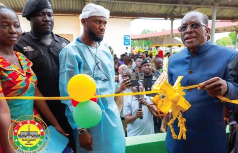 Alban Sumana Kingsford Bagbin (right), Speaker of Parliament,  cutting the ribbon to commission the newly expanded dialysis facility