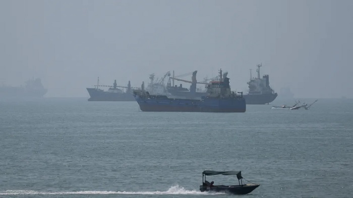 Vessels in the Strait of Hormuz are visible near the beach of Bandar Abbas, close to Larak Island