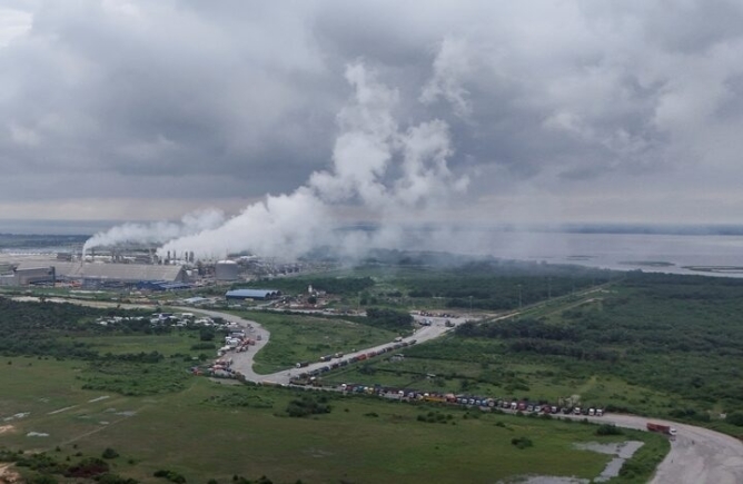 A drone view shows smoke as trucks gather near the Dangote Oil Refinery at the Lekki Free Trade Zone in Ibeju Lekki, Lagos Nigeria, June 17, 2025. REUTERS/Sodiq Adelakun/File Photo 