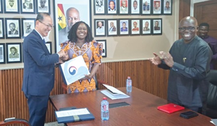Park Kyongsig (left), Korea Ambassador, and Rita Naa Odoley Sowah (2nd from left), Deputy Minister of Local Government, Chieftaincy and Religious Affairs, exchanging documents  during the courtesy call to the Ministry of Local Government, Chieftaincy and Religious Affairs