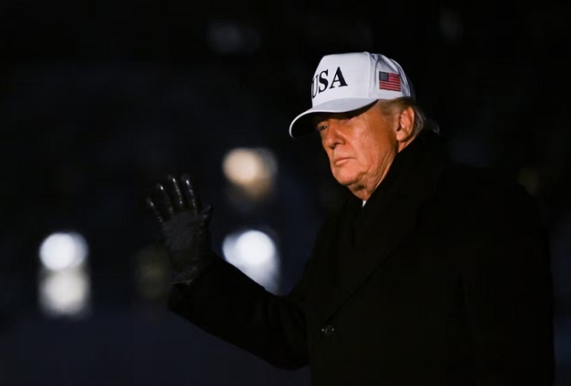 U.S. President Donald Trump waves as he walks upon arrival on the South Lawn of the White House in Washington, U.S., January 27, 2026. REUTERS/Annabelle Gordon