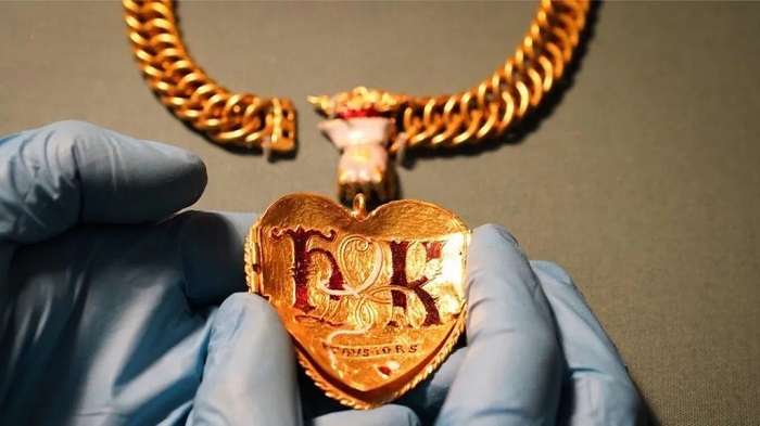The reverse of the pendant shows the letters 'H' and 'K', thought to reference Henry VIII and Katherine of Aragon