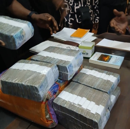 Police return GH¢85,000 found on Techiman Kumasi highway to owner