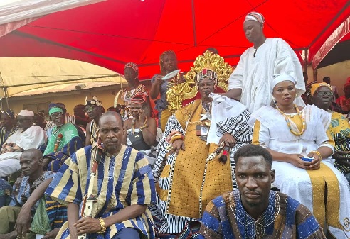 Ukpalibor Kofi Bajinpoan, flanked by his linguists and other Palace officials.