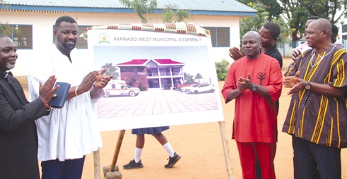 John Setor Dumelo (2nd from left), MP for Ayawaso West Wuogon Constituency and Deputy Minister of Food and Agriculture; Dr Michael Mensah (2nd from right), MCE, Ayawaso West Municipal Assembly, and other dignitaries applauding after unveiling the project.  Picture: ERNEST KODZI