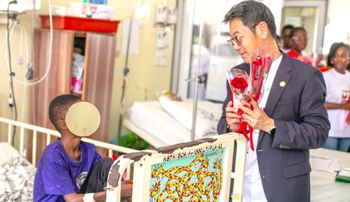Christian Li, Managing Director, Vivo Energy Ghana, interacting with one of the patients at the children’s unit