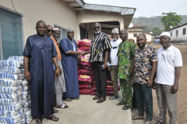 VR Chief Imam, Sariki Zongo donate 111 bags of rice and sugar to Zango communities