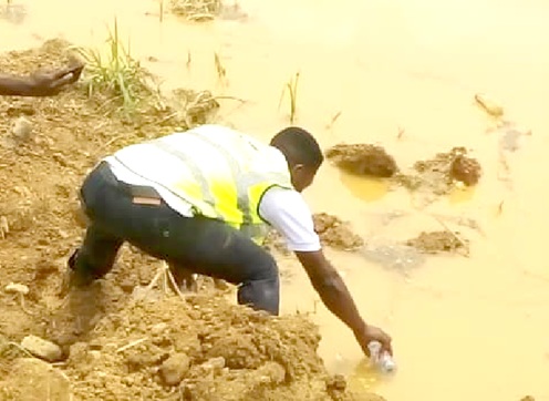 An official of the EPA fetching the  water after the dechemicalisation