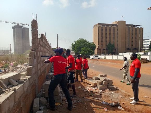 Tema Meridian Hotel redevelopment: Youth protest private developer's takeover and destroys new fence wall