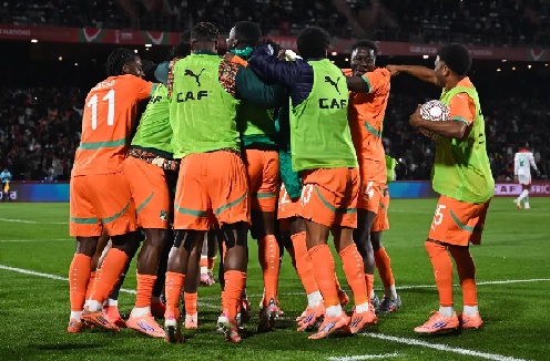 Amad Diallo mobbed by teammates 