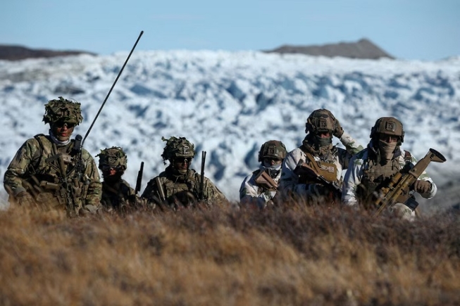  Members of the Danish armed forces practice looking for potential threats during a military drill as Danish, Swedish and Norwegian home guard units together with Danish, German and French troops take part in joint military drills in Kangerlussuaq, Greenland, September 17, 2025. REUTERS/Guglielmo Mangiapane/File Photo