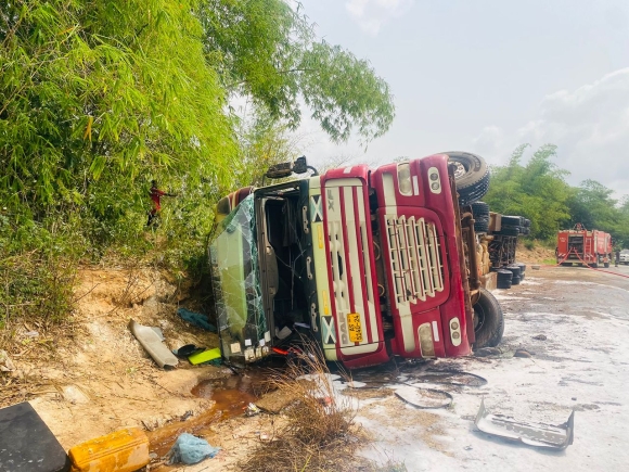 Tanker carrying 54,000 litres of petrol crashes on Mankessim-Fosu N8 highway
