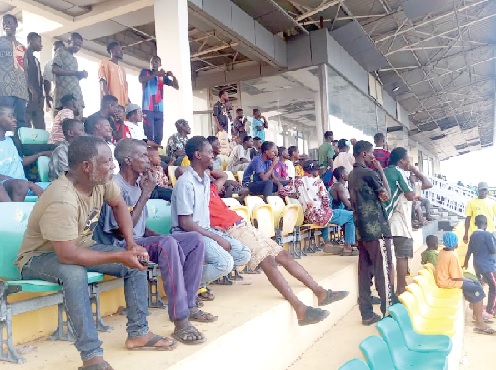 United by football: Opinion leaders, youth, traders and families side by side as the clan tournament turns the stadium into a meeting point for talent explosion, culture, pride and community cohesion.
