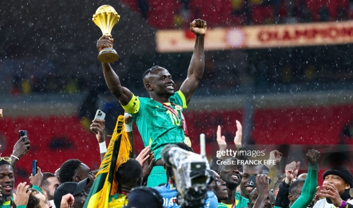 Senegal celebrates with trophy