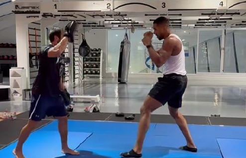 Anthony Joshua returns to the gym after accident