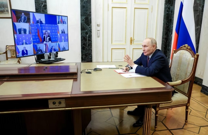Russia's President Vladimir Putin chairs a meeting with the Security Council's permanent members via a video link in Moscow, Russia, January 21, 2026. Sputnik/Vyacheslav Prokofyev/Pool via REUTERS 