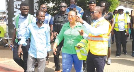 Linda Akweley Obenewaa Ocloo (middle), with Rudolph Collingwoode-Williams (2nd from left), Municipal Chief Executive for Ayawaso Central, and  Emmanuel Baisei (right), Coordinating Director of the Korle Klottey Municipal Assembly, at the Kwame  Nkrumarh Circle
