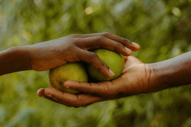 People are kinder in poorer environments than rich ones, new study reveals