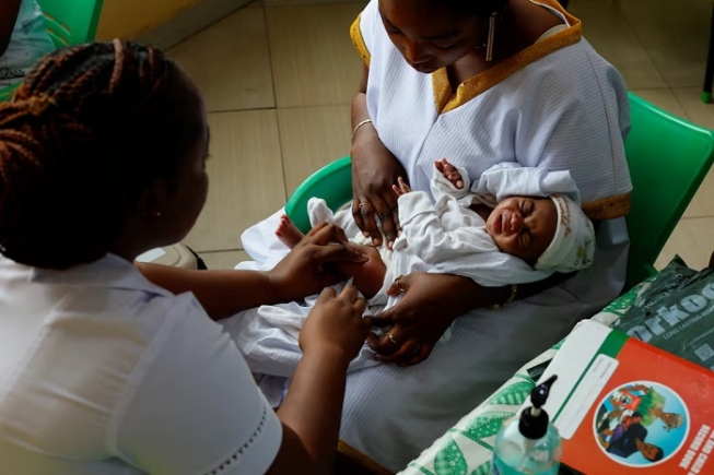 A health worker administers a dose of the RTS,S malaria vaccine, also known as Mosquirix, at the Mother and Child Hospital in Kasoa, Ghana. REUTERS/Francis Kokoroko