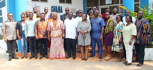 Albert Dwumfour (middle), GJA President, Gifty Afenyi Dadzie (5th from left), former GJA President, GJA executives and some stakeholders after the emergency meeting 
