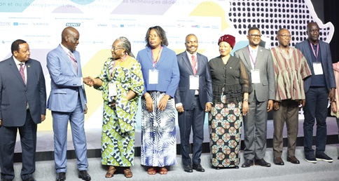 Haruna Iddrisu (2nd from left), Minister of Education, exchanging pleasantries with Dr Ida Opoku Mensah (3r from left), the conference chair. With them are some invited guests and participants in the conference. Picture: BENEDICT OBUOBI