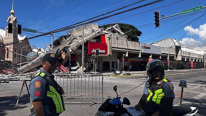 A Jollibee restaurant crumbled during the powerful quake