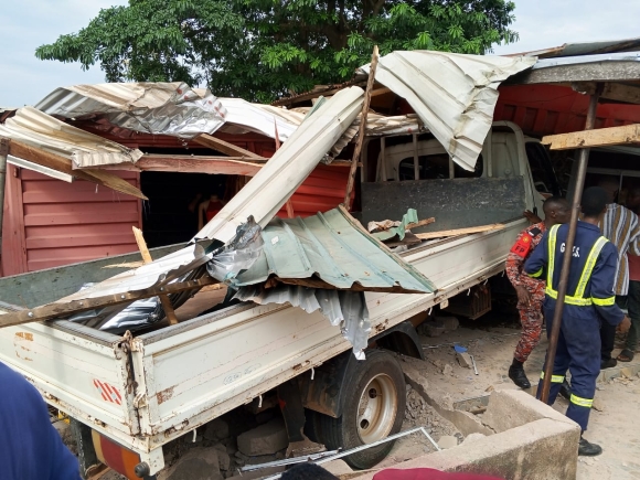 Truck veers off road while descending Galenkui Hill at Ho Bankoe, 2 injured