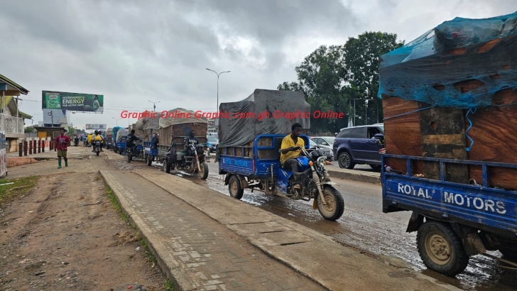 PHOTOS: How Accra is managing solid waste disposal with 'aboboyaa' on muddy roads to McCarthy Hills dumpsite