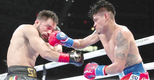 Emanuel Navarrete (right) outclassed compatriot Eduard Nunez in last Saturday's title fight