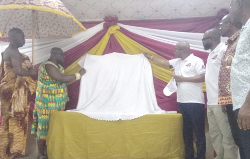 Nana Yim Awere Ababio (2nd from left), Chief of Toase, being assisted by David Adjei Abbam (4th from right) Chairman, ICAG Kumasi District Society, to unveil the 40th anniversary logo