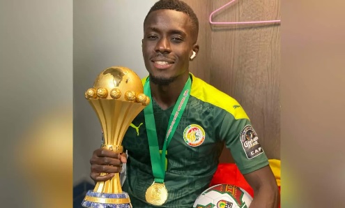 Idrissa Gueye with the AFCON trophy