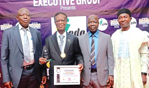 Mr Morgan Ayawine, General Secretary of ICU-Ghana, displaying the award. With him are other executives of the union