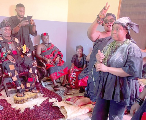 Nana Boa Kyei swearing the oath to Batabihene and the Queenmother of Akyem Adasawase