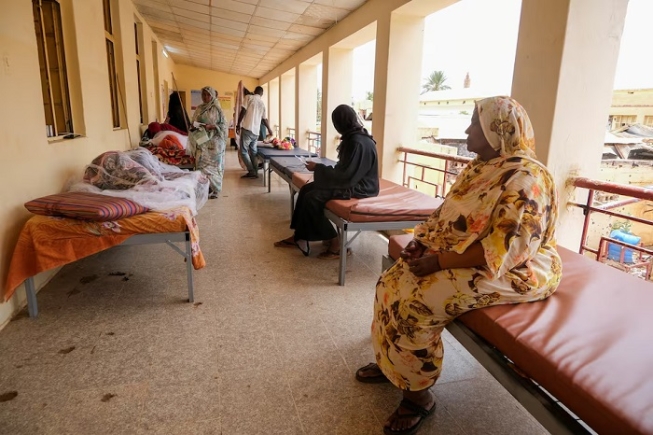 Sudanese women sit on beds while monitoring their family members treated for dengue fever at Omdurman Hospital, as Sudan grapples with outbreaks of dengue and cholera amid the annual rainy season and a collapsed healthcare and infrastructure system, in Khartoum, Sudan, September 23, 2025. REUTERS/El Tayeb Siddig/File Photo