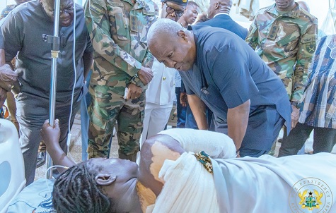 President Mahama at the bedside of one of the tomato traders who were attacked in Burkina Faso
