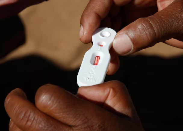 A Zambian healthcare worker checks a malaria test in this file photo in Matongo village, April 23, 2008. REUTERS/Thierry Roge (ZAMBIA)/File Photo