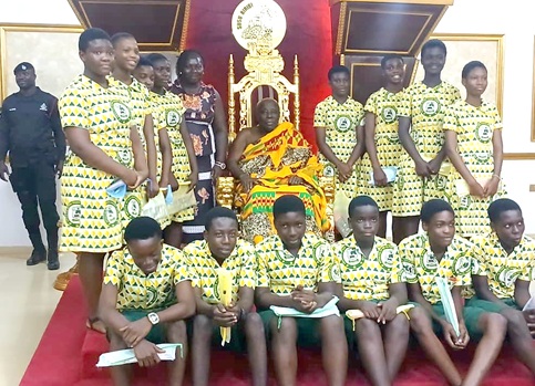 Osagyefuo Amoatia Ofori Panin II, the Okyenhene, together with the BECE candidates