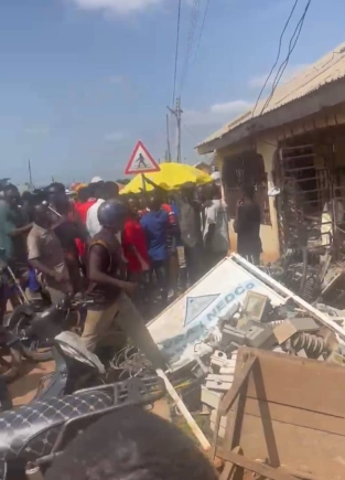 Kpandai: Some residents clash with NEDCo staff over electric power disconnections