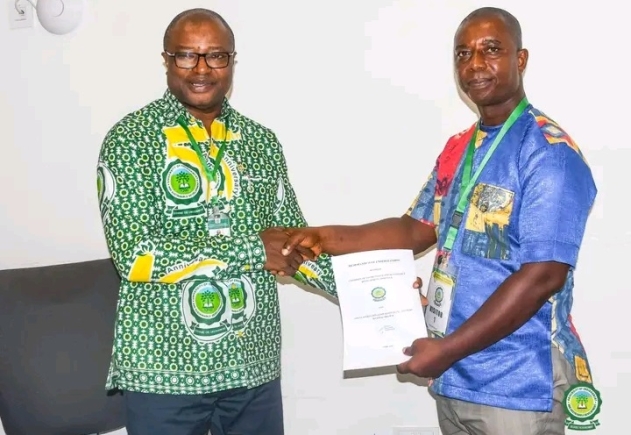 Professor Eric Nyarko Sampson (left), Vice-Chancellor, UESD, and Stephen Ampem Darko Koranteng (right), Eastern Regional Chairman of GJA exchanging documents after signing the MoU at Somanya