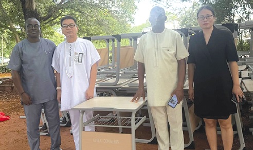 Liu Wen Min (left), Chairman of the  Chamber, with Ebenezer Graham Acquaah after the presentation of the desk