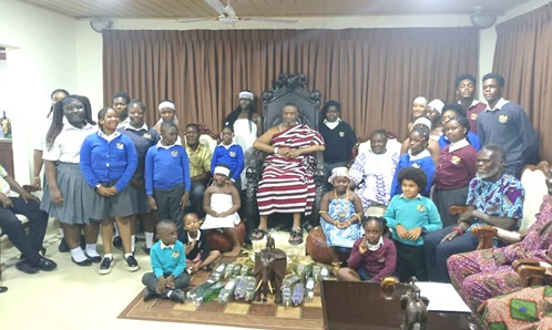 The students with the Ga Mantse after the visit 