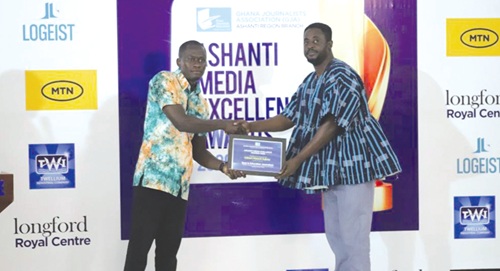 Kofi Amoako Gyampah (left), an Assistant Manager, Right to Information Commission, Ashanti Region, presenting the award to Gilbert Mawuli Agbey (right), a reporter with the Daily Graphic Pictures: EMMANUEL BAAH Kofi Amoako Gyampah (left), an Assistant Manager, Right to Information Commission, Ashanti Region, presenting the award to Gilbert Mawuli Agbey (right), a reporter with the Daily Graphic Pictures: EMMANUEL BAAH