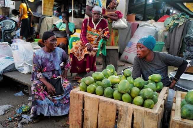 Market women interact at the Agbogbloshie market in Accra, Ghana. November 28, 2024. REUTERS/Francis Kokoroko