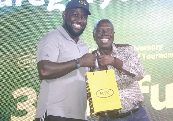 Fredereick Semenu Duvor (left) receiving his prize from Dr Ishmael Yamson, Board Chairman of MTN, for winning Men's Group A 