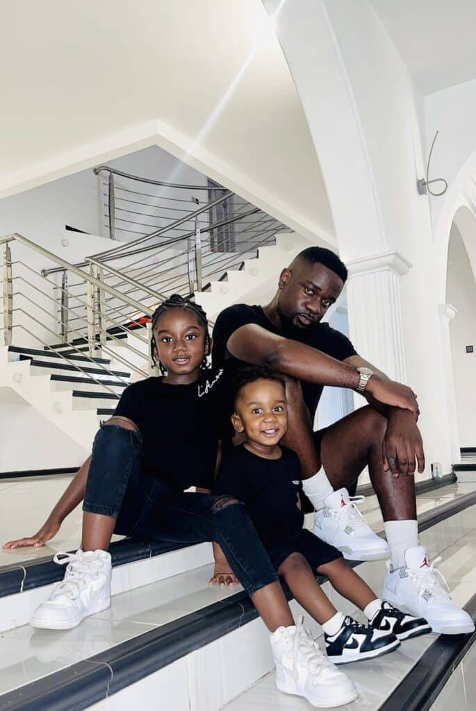 Delay highlighted Sarkodie's capacity to find time for his two children, Titi and MJ, despite his many obligations