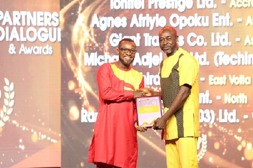 East Volta distributor Third Force receiving award for Best Miksi Flavours Distributor.